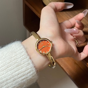 Montre-bracelet IEKE Disc Roman Fashion, élégante et décontractée, avec un petit bracelet doré, au design raffiné - Product Image 6