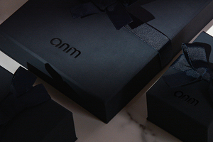 กล่องบรรจุภัณฑ์อัญมณีชุดของขวัญพร้อมริบบิ้นกล่องกระดาษแบบพิเศษลายนูนออกแบบโลโก้ได้ตามต้องการขนาดต่างๆ - Product Image 2