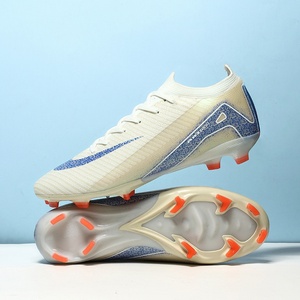 Chaussures <span class=keywords><strong>de</strong></span> football à coupe sans couture avec tige synthétique et semelle extérieure en caoutchouc, disponibles en version basse avec crampons AG/TF, unisexe, adaptées à l'entraînement sur gazon synthétique. - Product Image 1