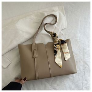 Sacs fourre-tout vintage en cuir PU pour femmes, sacs à bandoulière de luxe grande capacité couleur unie, fermeture éclair, doublure en polyester - Product Image 4