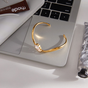 Brazalete Abierto con Cristal en Forma de Lágrima y Ondas para Mujer, Joyería de Acero Inoxidable para Uso Diario, Engaste con Bisel - Product Image 4