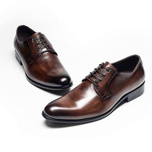 Chaussures en cuir haut de gamme pour hommes - Chaussures Derby habillées et décontractées à lacets, respirantes, à texture lisse et patinées à la main pour hommes - Product Image 6