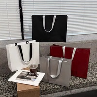 Sac fourre-tout en papier personnalisé avec logo estampé or, sac de shopping en carton noir de luxe avec votre propre logo