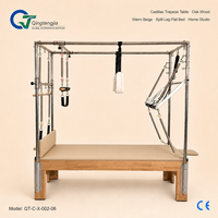 Table trapèze Cadillac en bois de chêne beige chaud, avec pieds fendus et base plate antidérapante, idéale pour studio à domicile et aménagement de salle de bien-être