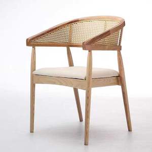 Chaise de salle à manger en bois avec dossier en canne et assise rembourrée en cuir – Chaise de restaurant moderne, mobilier en gros - Product Image 1