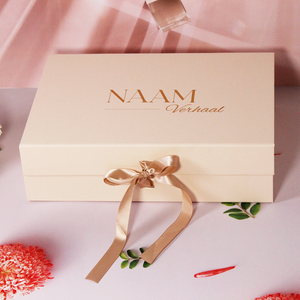 蓋にカスタムゴールド箔押し、ベージュ1200/1500gsm厚紙、リボン結び、マグネット開閉、中型硬質ギフトボックス（ドレスまたはアバヤ用） - Product Image 3