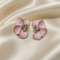 Anting-anting grosir niche high-end, manis dan keren, aksesoris telinga bunga imut, serbaguna, bertemperamen lembut, perhiasan mewah ringan.
