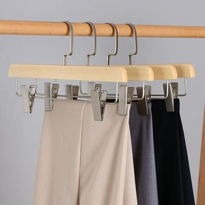 メーカーホット販売卸売カスタムロゴ自然服パンツブナ材ハンガークリップ付き - Product Image 1