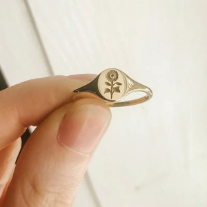 Anillo de Sello H369 de Oro Sólido de 18K con Grabado de Flor y Engaste de Bisel, Joyería Fina Unisex para Uso Diario - Product Image 1
