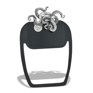 Insignia de broche de animal de latón en el escote de un traje de caballero - Product Image 3