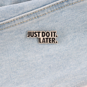 Lo haré más tarde con un pin esmaltado en inglés, un regalo para procrastinadores. - Product Image 3