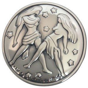 BLAZON ZODIAC GEMINI - Bijoux religieux en alliage plaqué style bohème avec cristaux, breloques à motif numérique plaqué or 18 carats, diamètre 30 mm - Product Image 1