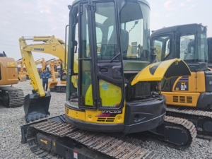 Mini-excavatrice sur chenilles Yanmar Vio55 CE d'occasion populaire de haute qualité, 5,5 tonnes, avec moteur, réducteur et accessoire de préhension (pouce) - Product Image 4