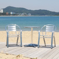 Chaises empilables avec accoudoirs et triple lattes Faux Teak Backs chaises de salle à manger en métal empilables Chaise empilable de restaurant en métal argenté