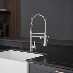 Robinet de cuisine en acier inoxydable à poignée unique avec douchette extractible, design moderne, installation monotrou sur comptoir - Product Image 3