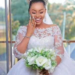 Abito da Sposa Stile Africano con Maniche 3/4, Applicazioni in Pizzo e Perline, Linea ad A, Popolare tra le Spose - Product Image 1