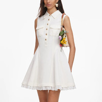 Robe mini sans manches blanche haut de gamme pour femme, nouvelle collection été, élégante, style preppy, avec empiècements en dentelle, coupe trapèze, poches et boutons, idéale pour le quotidien, taille XS, qui flattere la silhouette.