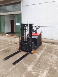 Fournisseur chinois Chariot élévateur à contrepoids de 2 tonnes Conception compacte Compatible avec toutes les palettes Stockage en supermarché Garantie d'un an - Product Image 6