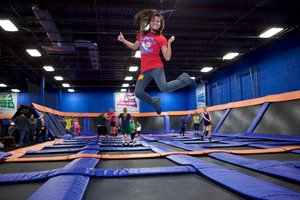 Trampoline de saut d'intérieur multicolore populaire pour enfants et adultes, prix d'usine, <span class=keywords><strong>parc</strong></span> d'aventure en plastique durable - Product Image 4