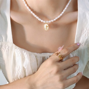 Colliers de luxe de haute qualité en perles d'eau douce naturelles avec pendentif en forme de fleur de coquillage pour femmes - Product Image 3