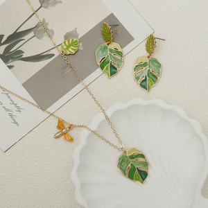 Boucles d'oreilles pendantes en émail à feuilles creuses tendance de créateur raffiné, en alliage, cadeau pour femmes - Product Image 1