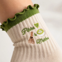 Chaussettes de Pilates et de Yoga en Coton Doux avec Broderie Matcha Personnalisée, Volants et Grip Hexagonal pour Femmes – Vente en Gros