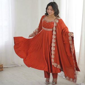 Costume Anarkali traditionnel orange pour femmes avec dupatta brodé, coupe ample, longueur au sol, tenue de mariage, style Inde Pakistan - Product Image 1