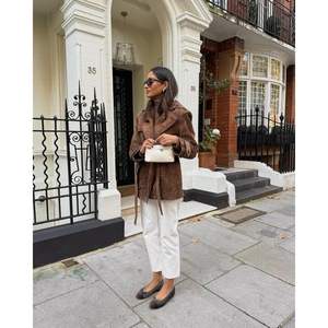 Chaqueta de ante sintético marrón personalizada 2026 para mujer, abrigo de invierno con cinturón, elegante, de manga larga, tejida, para mantener el calor. - Product Image 2