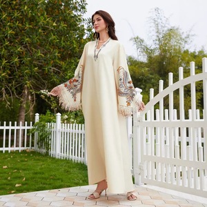 Robes Abaya Élégantes et Modestes 2026 pour Femmes Musulmanes – Col en V, Polyester, Longueur Cheville, Manches Longues, Imprimé, Pompons – Robe de Mariage Personnalisée à Prix Abordable - Product Image 2