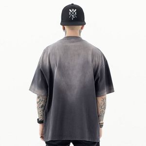 เสื้อยืดโอเวอร์ไซส์ผู้ชาย แขนสั้นทรงหลวม คอกลม ผ้าฝ้ายคุณภาพสูง พิมพ์ลายไล่สีสไตล์เรโทร รับผลิตโลโก้ตามสั่ง ขายส่ง - Product Image 2