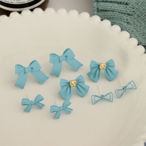 Boucles d'oreilles en alliage avec nœud bleu clair, nouvelle collection printemps, style japonais et coréen, doux et élégant, petits bijoux pour femme - Product Image 3
