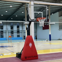 Support de basket-ball pour jeunes à hauteur réglable, portable pour l'intérieur et l'extérieur avec gaine en éponge intégrée pour les sports scolaires