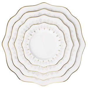Assiette à dîner en porcelaine fine à bords dorés, issue d'un <span class=keywords><strong>service</strong></span> <span class=keywords><strong>de</strong></span> vaisselle minimaliste, avec un ensemble <span class=keywords><strong>de</strong></span> tasses, assiettes et bols en porcelaine fine et des assiettes à dîner blanches - Product Image 1