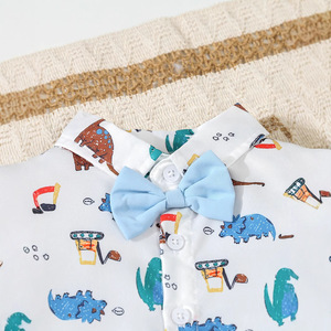 Set di Abbigliamento per Bambini Stile Gentiluomo, 2 Pezzi: Camicia a Maniche Corte con Stampa Dinosauro e Costruzioni, Pantaloncini Marroni con Fiocco per Occasioni Casual - Product Image 3
