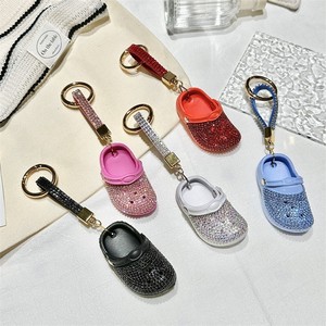 Llavero de aleación de zinc con mini diamantes de imitación de dibujos animados, diseño de zapatilla, con orificios, moderno y personalizado - Product Image 6