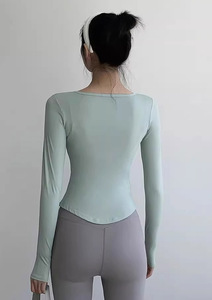 Camiseta de Yoga con Cuello en V y Manga Larga para Mujer, con Logotipo Frontal, Copas Fijas, Secado Rápido, Nailon y Spandex - Product Image 2