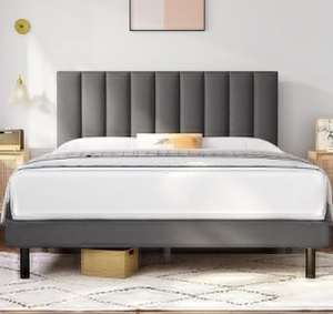 Кровать размера «queen-size» с винтажным дизайном, металлическим каркасом, мягким изголовьем и деревянными ламелями. - Product Image 4