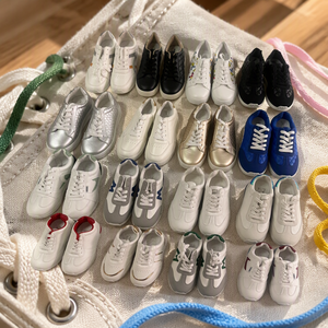 Baskets décontractées basses pour femmes, à lacets, tendance, en PU blanc, semelle intermédiaire en PVC, semelle extérieure en caoutchouc, chaussures de marche, vente en gros - Product Image 1