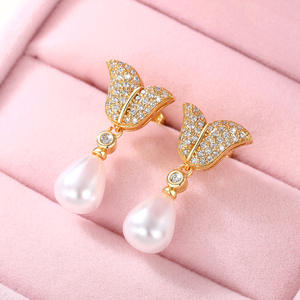 E2164 Orecchini pendenti a forma di farfalla dorata con perla finta rotonda bianca AAA per matrimonio da donna, stile romantico, placcati in oro - Product Image 4