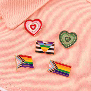 Stock <span class=keywords><strong>en</strong></span> gros Lgbtq <span class=keywords><strong>arc</strong></span>-<span class=keywords><strong>en</strong></span>-<span class=keywords><strong>ciel</strong></span> broche broches chapeau insigne personnalisé Gay lesbienne fierté émail drapeau épinglette pour hommes femmes - Product Image 3