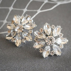 Orecchini a perno E815 in oro bianco con fiore, taglio marquise, cristallo e strass, montatura a griffe, gioielli classici da donna per feste - Product Image 4