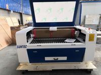 Fabricant de machine de découpe et de gravure laser SUNTEC à bas prix pour batte de baseball sur planche à découper acrylique