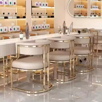 Tabouret de bar à la mode avec cadre en acier inoxydable doré Siège en cuir gris confortable pour bar-salon