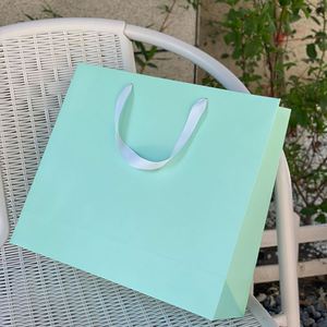 Bolsa de Cartón Blanca Ecológica con Puntos Azules y Asa de Cinta para Promoción de Tiendas de Ropa, Compras y Embalaje de Regalos - Product Image 3