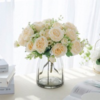 Disponibili all'ingrosso: Bouquet di Peonie Finte per Decorazioni Casa, Composizioni per Matrimoni/Feste, 5 Teste in Seta Artigianale (Modello)