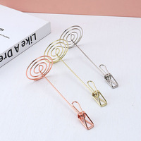 En gros, Pinces à notes traditionnelles en acier inoxydable en forme de cœur, porte-numéros de table, impression UV, fil plaqué, pour mariage