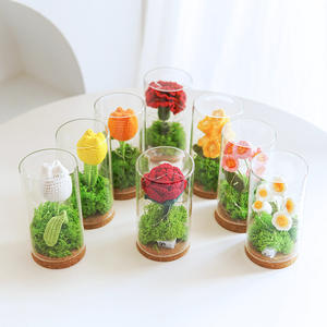 Juego de Regalo de Adorno de Escritorio con Lámpara de Noche de Cristal Cilíndrico con Flores de Girasol Tejidas a Crochet y Flores Preservadas - Product Image 1