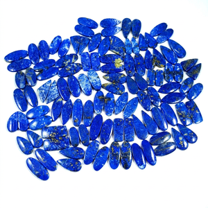 Boucles d'oreilles artisanales en pierres précieuses naturelles de lapis-lazuli de qualité supérieure, paire de cabochons, pierres de guérison lisses et authentiques Radha - Product Image 1
