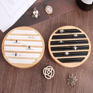 Plateau de présentation rond en bois massif et velours gaufré, personnalisé avec votre marque, pour boucles d'oreilles et bagues, idéal pour les comptoirs de Noël - Vente en gros - Product Image 4