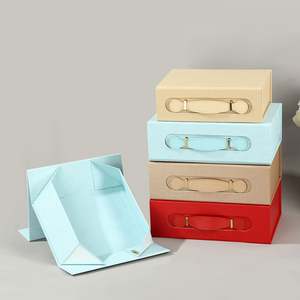 Caja Rígida Magnética Rectangular de Cartón con Tapa Abatible Elegante y Portátil, Recubierta con Protección UV, con Asa de Cuero Roja, Personalizable - Product Image 3